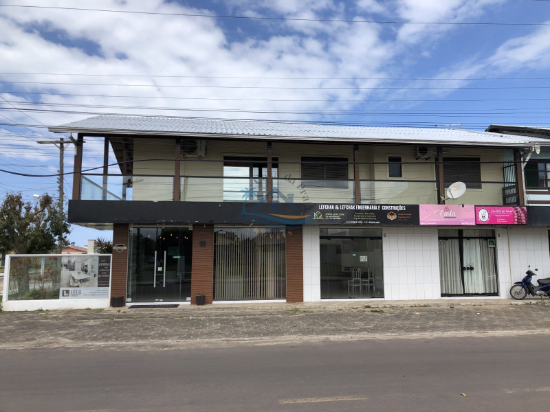 Apartamento com sala comercial.