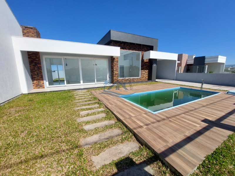 Casa com piscina a venda em Arroio do Sal.