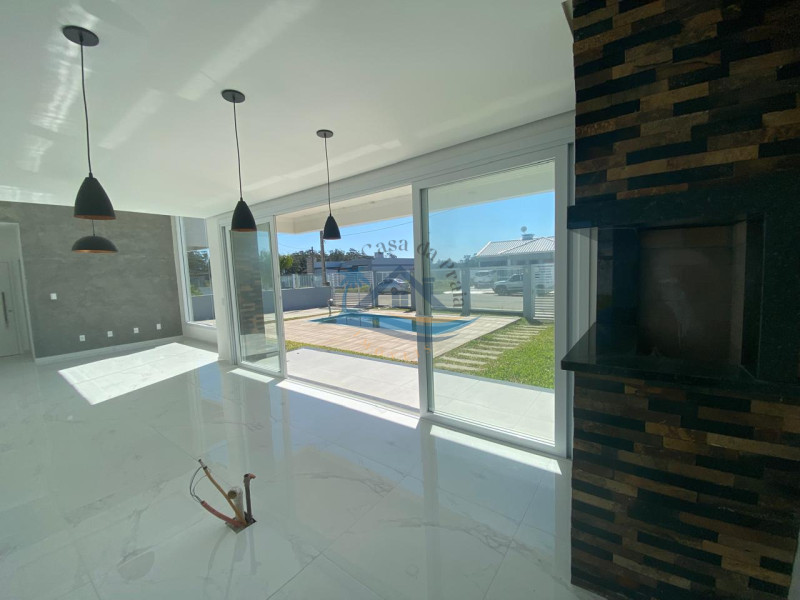 Casa com piscina a venda em Arroio do Sal.