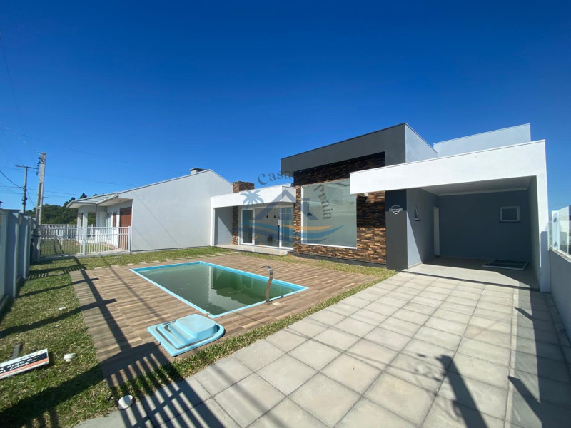 Casa com piscina a venda em Arroio do Sal.