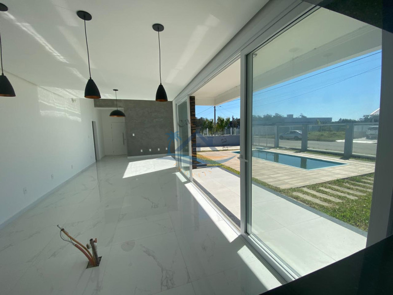 Casa com piscina a venda em Arroio do Sal.