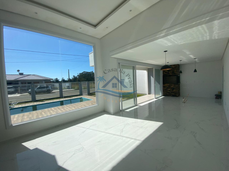 Casa com piscina a venda em Arroio do Sal.