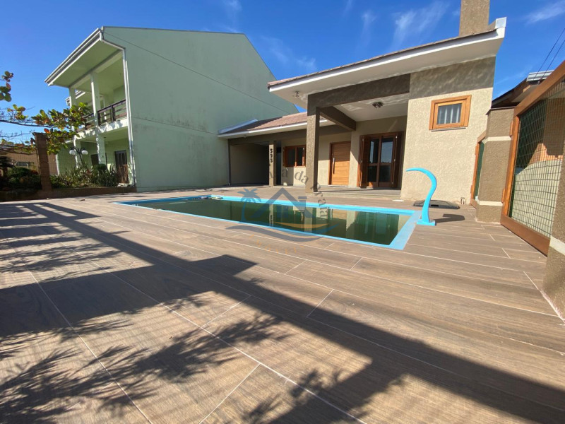 Casa a venda com piscina em Arroio do Sal.