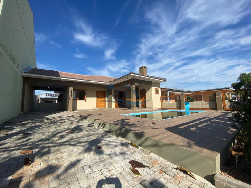 Casa a venda com piscina em Arroio do Sal.